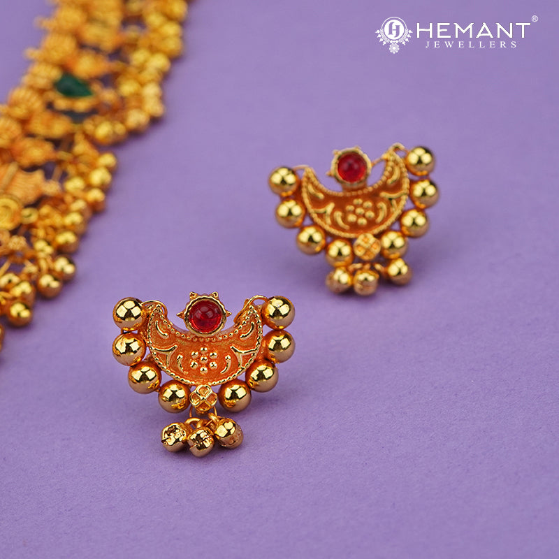 Traditional Maharashtrian Kolhapuri Saaj Geru 5 Panadi 29 Pan Chand (with earrings)
