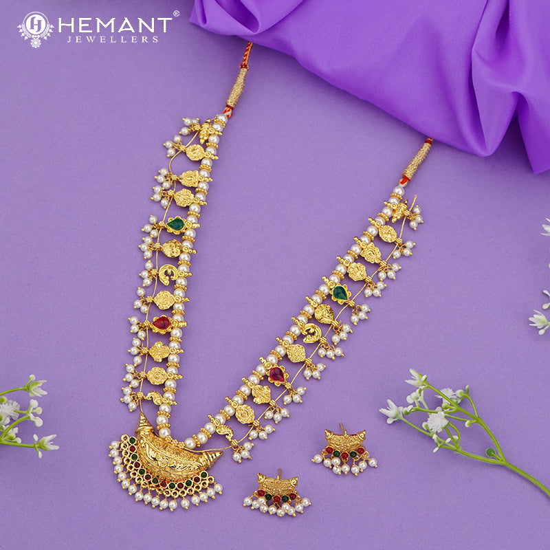 Traditional Maharashtrian Kolhapuri Saaj Moti 12 Pan Boat with earrings