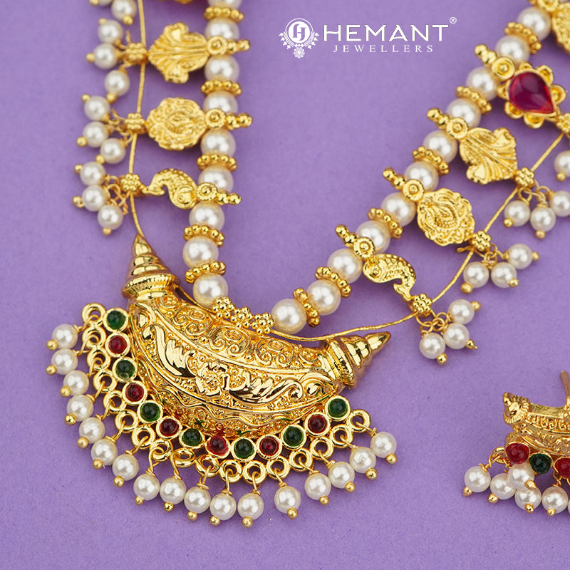 Traditional Maharashtrian Kolhapuri Saaj Moti 12 Pan Boat with earrings