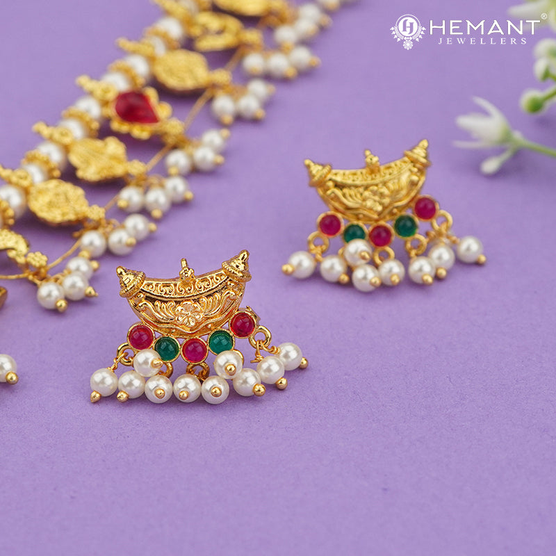 Traditional Maharashtrian Kolhapuri Saaj Moti 12 Pan Boat with earrings