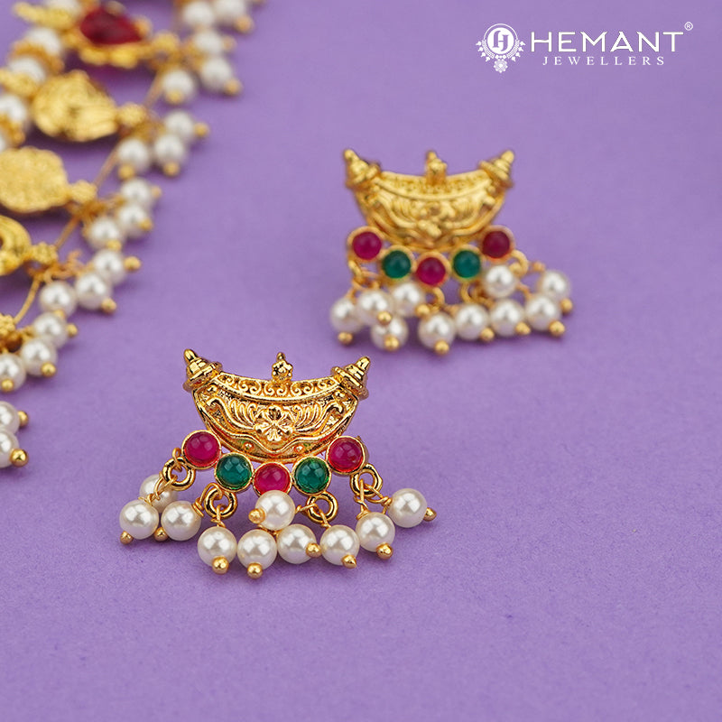 Traditional Maharashtrian Kolhapuri Saaj Moti 18 Pan Boat with earrings