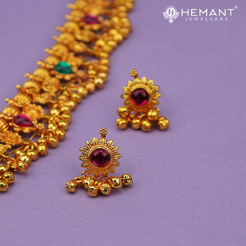 Traditional Maharashtrian Kolhapuri Saaj Geru 3 Panadi 15 Pan Surya Pendal (with Earrings)
