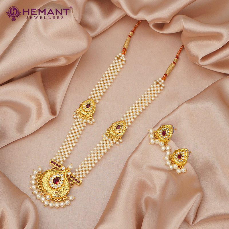Traditional Maharashtrian Kolhapuri Thushi Patta Short Moti Karwari Pan RG With Earrings