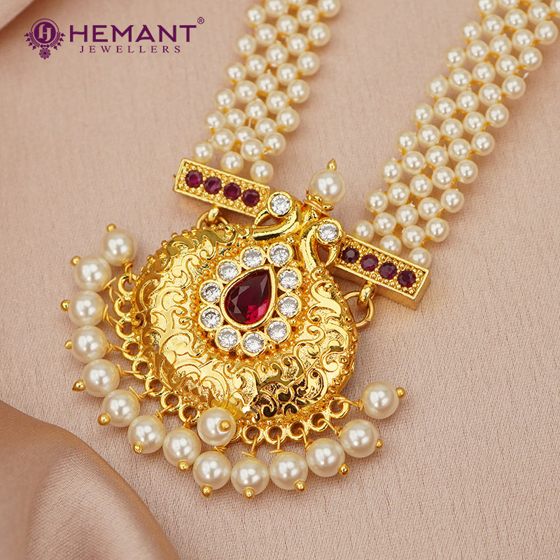 Traditional Maharashtrian Kolhapuri Thushi Patta Short Moti Karwari Pan RG With Earrings