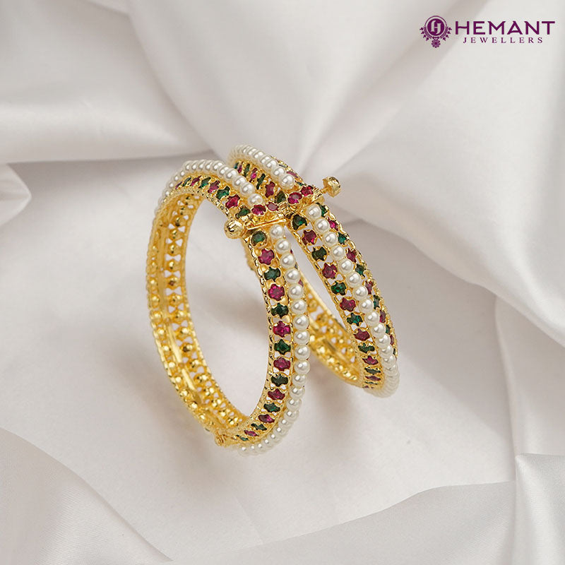 Traditional Maharashtrian Kolhapuri Kangan (Red Green) Moti Bangles