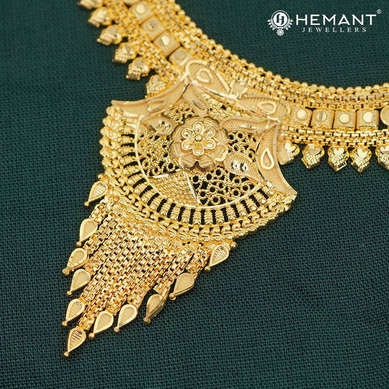 Forming Gold Kolhapuri Style Choker Set | Traditional Maharashtrian Necklace and Earrings - 5104
