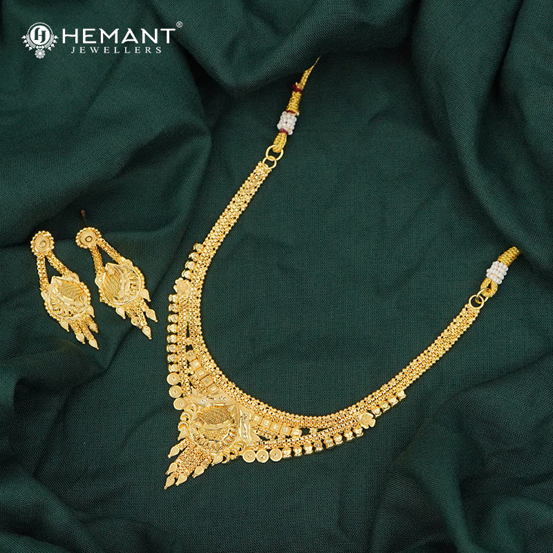 Intricate Filigree Design Forming Gold Jewellery Set | Short Necklace and Drop Earrings - 5327
