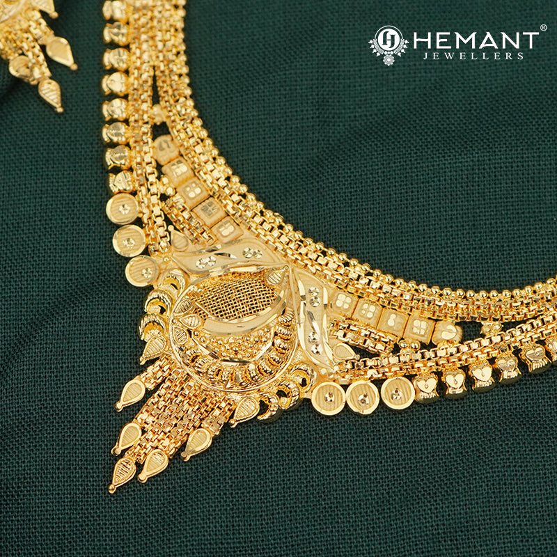 Intricate Filigree Design Forming Gold Jewellery Set | Short Necklace and Drop Earrings - 5327
