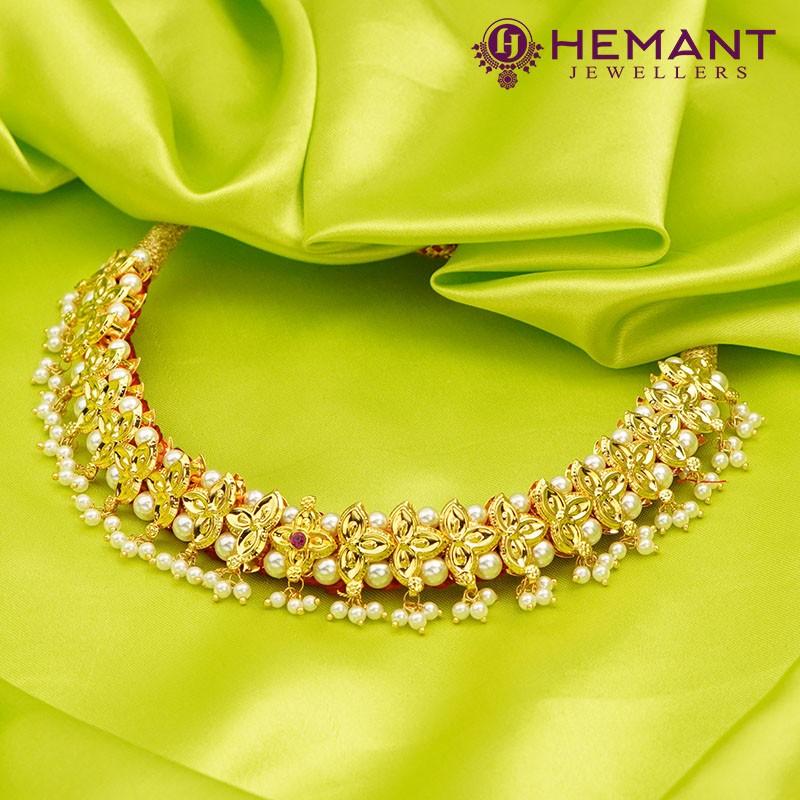 Traditional Maharashtrian Kolhapuri Gadi Thushi Belpan Moti (with earrings)