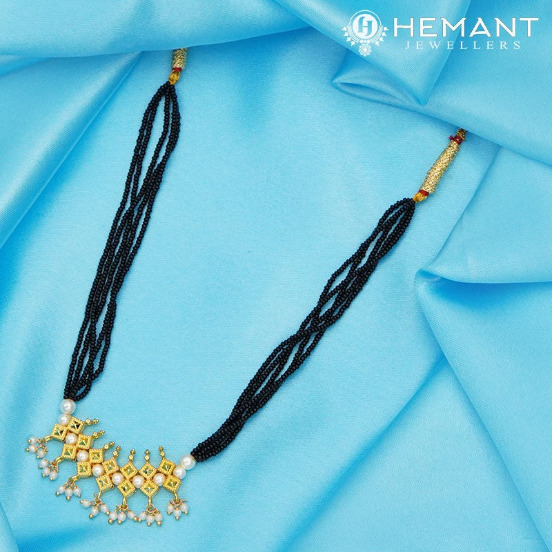 Traditional Maharashtrian Kolhapuri Mangalsutra Plain 7 Square Moti